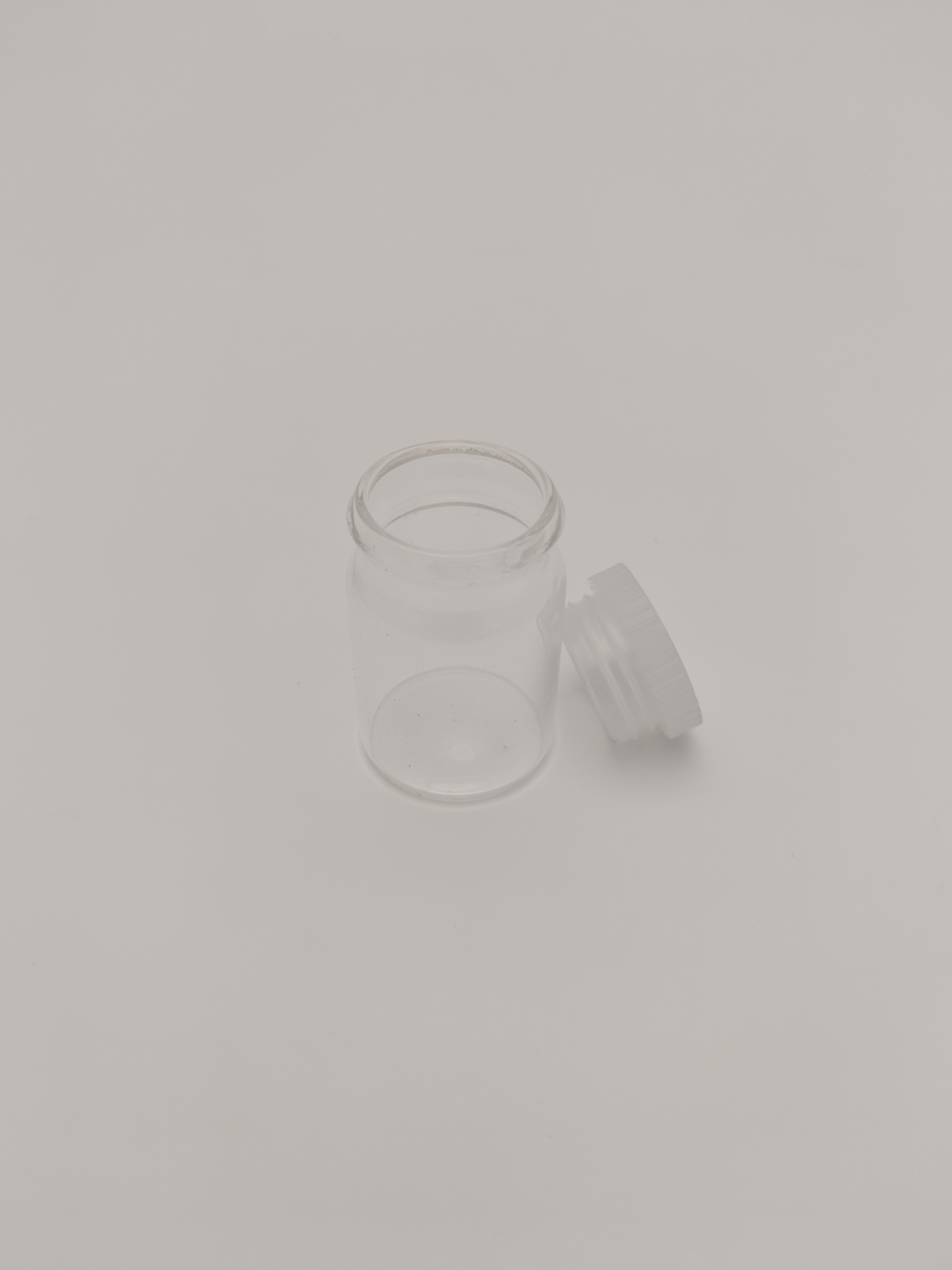 Rolled Rim Vials, Neutral Glass, With Unattached Clip On PE Closure, 21.25ml, 66mm X 25.5mm Dia, (162pcs In A Pack)